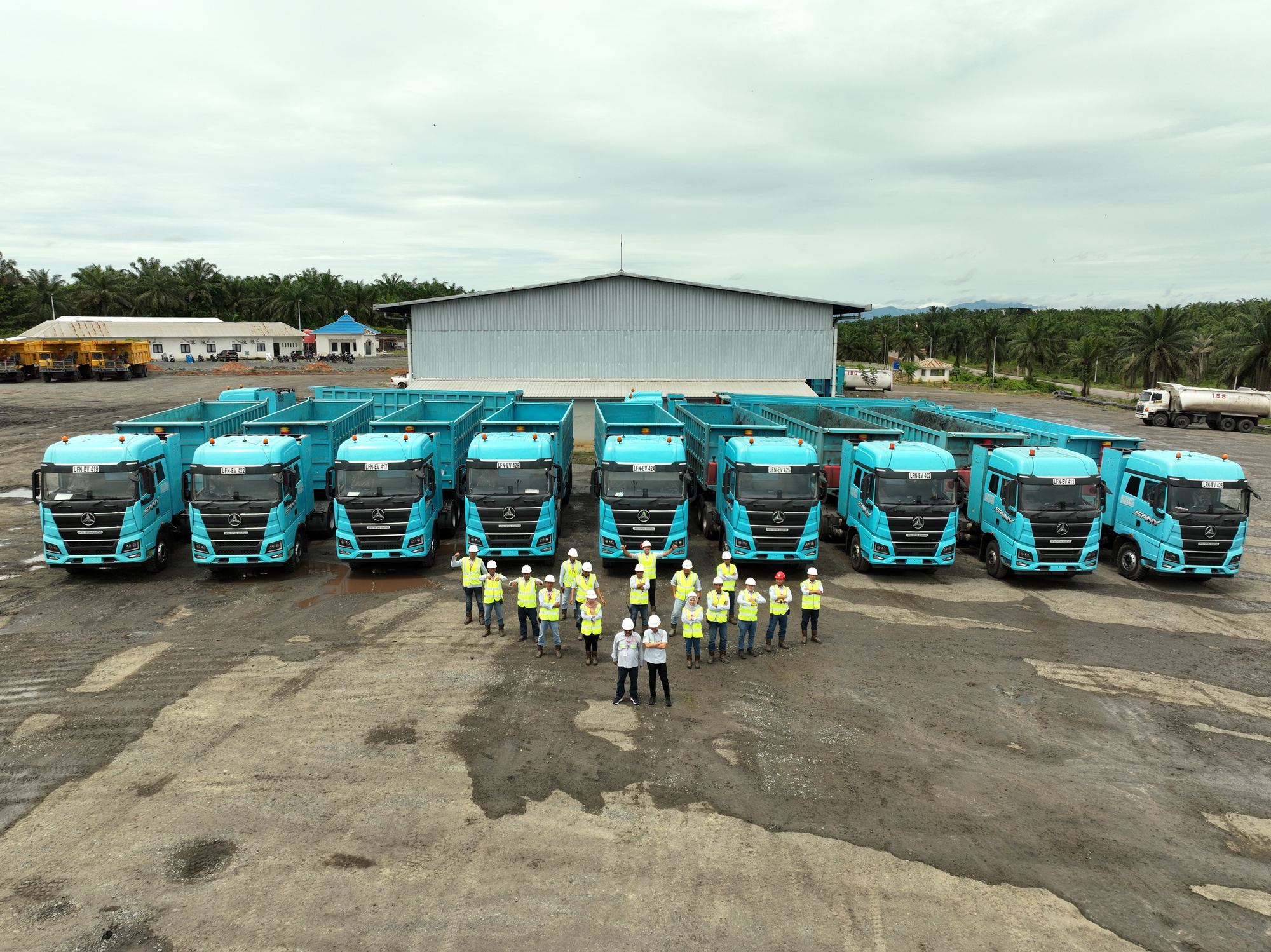 Tim dan armada dump truck LFN berkumpul di basecamp